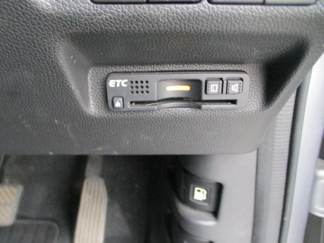 ETC車載器のお写真です。高速道路など、有料道路を通過する際には大変便利な装備です。
