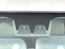 【スマートアシスト】走行中に前方の車両等を認識し、衝突しそうな時は警報とブレーキで衝突回避と被害軽減をアシスト。より安全にドライブをお楽しみいただけます。