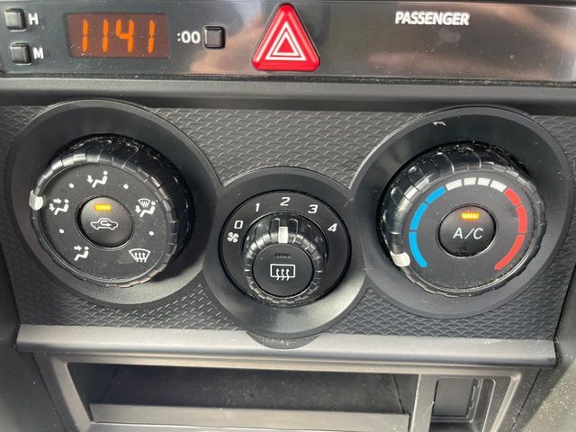 寒い冬も暑い夏も全席に快適な空調を届けてくれる、ダイヤル式エアコンを装備♪