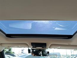 天井の画像です。店舗にて現車の確認もいただけますので、お電話で在庫のご確認の上是非ご来店くださいませ！！！ワクワクするクルマ選びをご提案します！