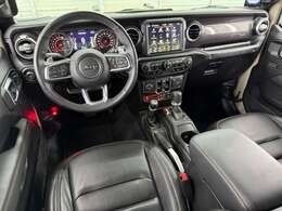 ブロンズカラーのステッチが入る392専用のブラックレザーインテリア。運転席/助手席シートヒーターが標準装備となります。