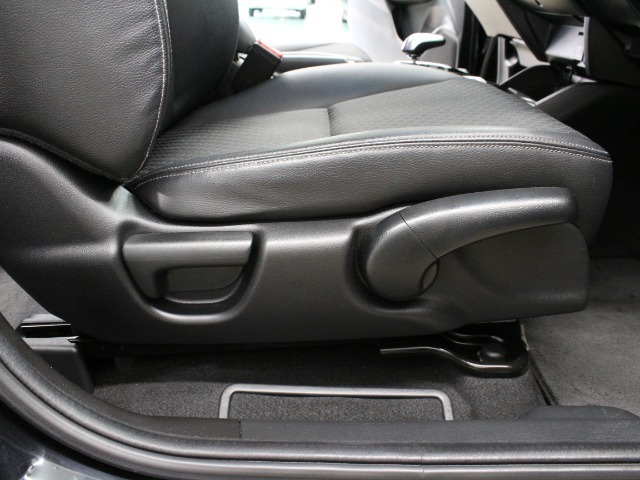 ドライバーシート高さ調整付き