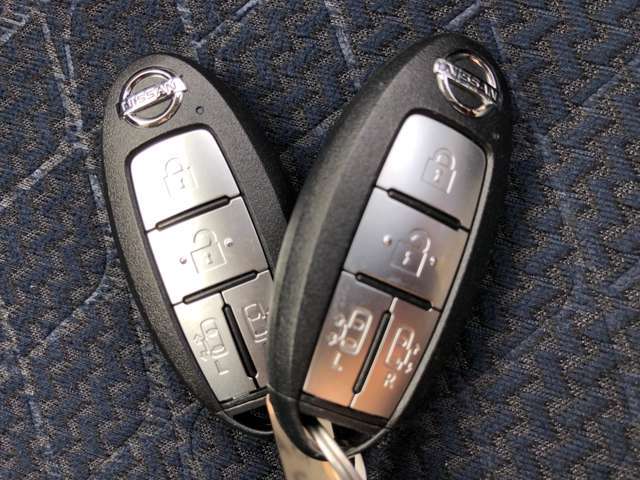 【 インテリジェントキー 】 キーを持っていればエンジン始動でき、ドアノブのボタンで車の鍵の開錠と施錠もできます。キーを取り出す手間がなくなります。