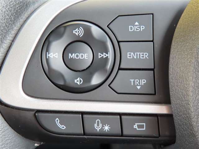 ブルートゥースに接続すれば、スマホに入れている音楽が聞けたり運転中に電話がかかってきてしまった場合もハンドルから電話を取ることができます！