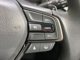 【アダプティブクルーズコントロール】高速道路での長距離走行が楽に！！自動で速度を保つクルーズコントロールが、衝突軽減システムと連携し、前方の車両を感知して車間を保つように速度調節してくれます！！