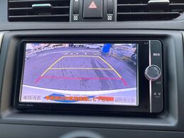 【バックカメラ】駐車時に後方がリアルタイム映像で確認できます。大型商業施設や立体駐車場での駐車時や、夜間のバック時に大活躍！運転スキルに関わらず、今や必須となった装備のひとつです！
