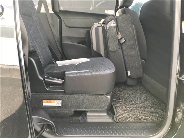 車いす使用時には助手席側シートを折り畳んで車いすのスペースを作ります。