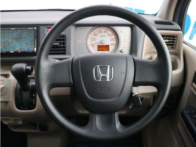 ハンドルもキレイ♪視界も広く、どなたにも運転しやすいお車です。