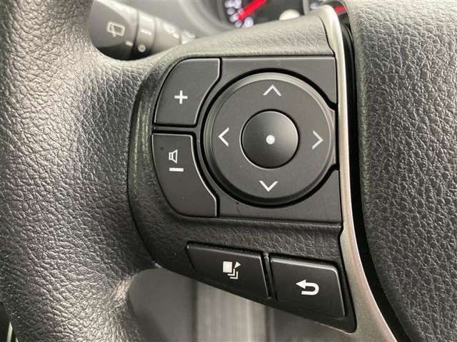 運転中、オーディオの操作をしてて、ハッとしたことはありませんか？ステアリングスイッチは、運転中でもハンドルでオーディオの操作が可能です。安全なドライブをサポートします。