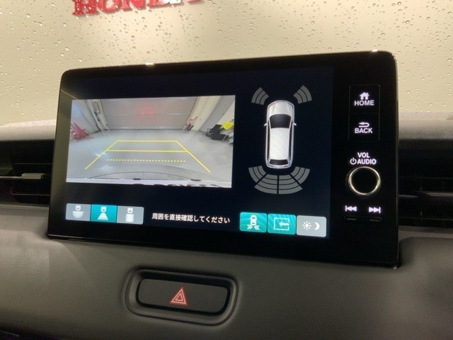 リバースギアに入れるだけで後方の表示へ切り替わります。夜間や雨の日の駐車も楽になりますよ。