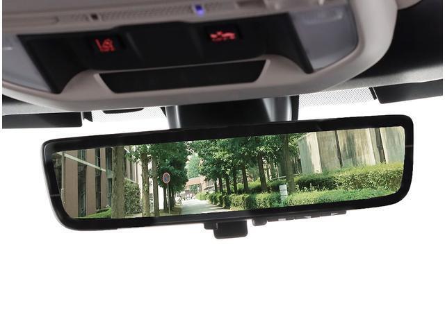 乗員や荷物で後方視界を遮られて時に、リヤゲートの内側に取り付けられたカメラの映像をルームミラーに表示出来ます。