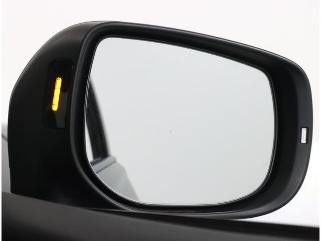 車体後部に内蔵されたセンサーによって、自車の後側方から接近する車両を検知。衝突の危険があるとシステムが判断した場合、ドアミラー内側のLEDインジケーターや警報音でドライバーに注意を促します。