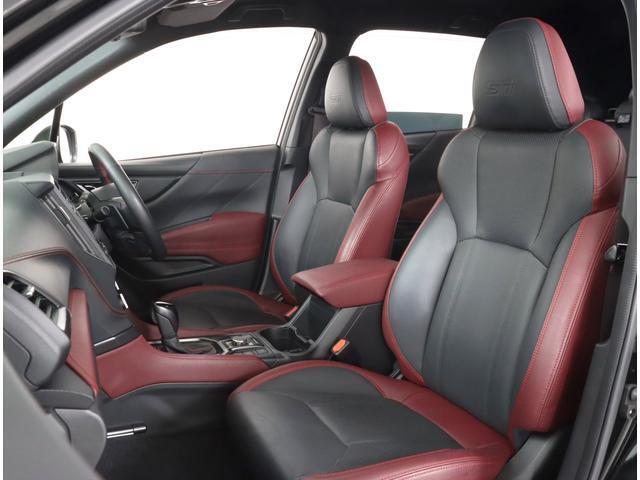 STI専用レザーシート！長時間の運転も疲れにくいフロントシート！体をしっかり支えてくれて運転がしやすい形状です！