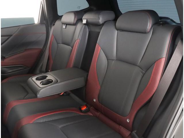 リヤシートもゆったり座れます！アームレスト付きで快適です！