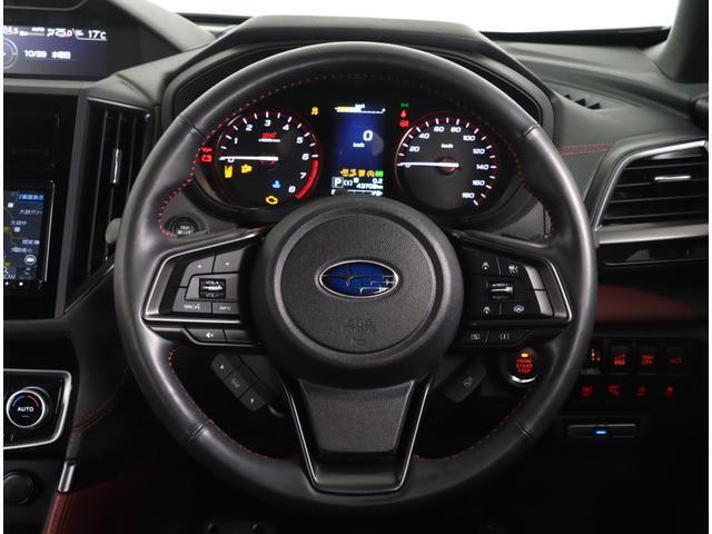 コンパクトで操作性の優れたハンドル！左側にはオーディオ操作スイッチ！右側にはクルーズコントロールスイッチが装備！