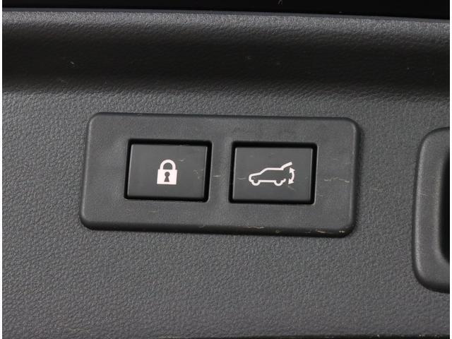 パワーリヤゲートを搭載しておりますので、ワンタッチでリヤゲートの開閉が楽々！