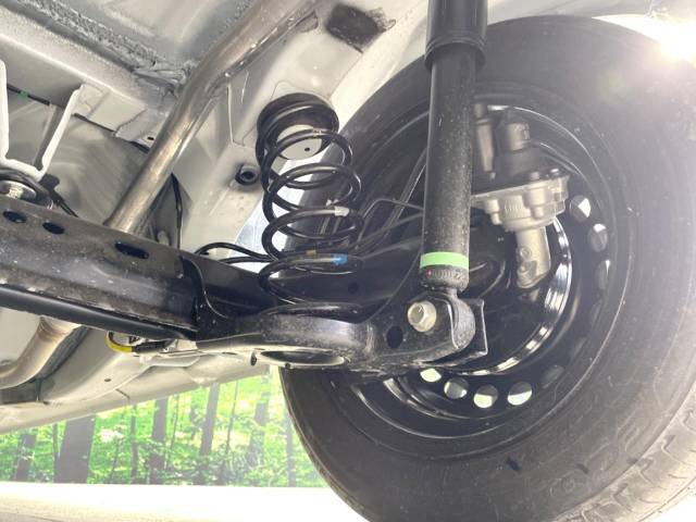 お車を安心してお乗りいただく為には、足回りの定期点検が欠かせません。サービスサポート（有償保証）では無料点検もご提供しており、安心のカーライフをお過ごしいただけるサポート体制が整っています。