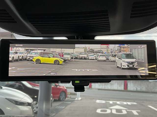 インテリジェントルームミラーは後席の人やヘッドレスト、荷室に積んだ荷物などで後が見にくい時でも、車両後方のカメラ映像をミラー面に映し出すので、いつでもクリアな後方視界が得られます。