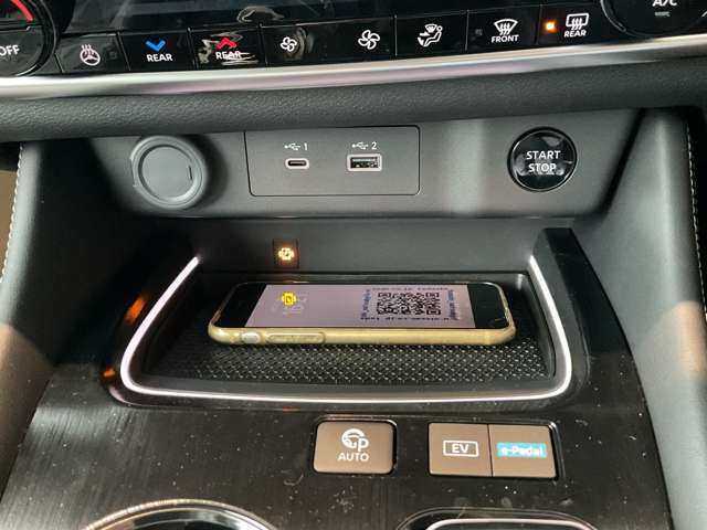 ワイヤレス充電器。（只今充電中）Qi対応スマートフォンの充電専用です。USBコードを接続することなく、手軽に充電を行えます。USB接続コネクターと12ボルト電源ソケットもあります。