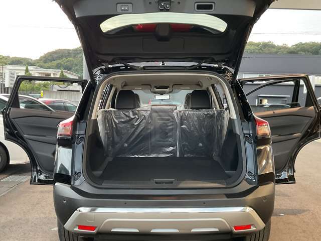 バックドアは大きく開きます。定員乗車時でも十分広いラゲッジスペースを確保しています