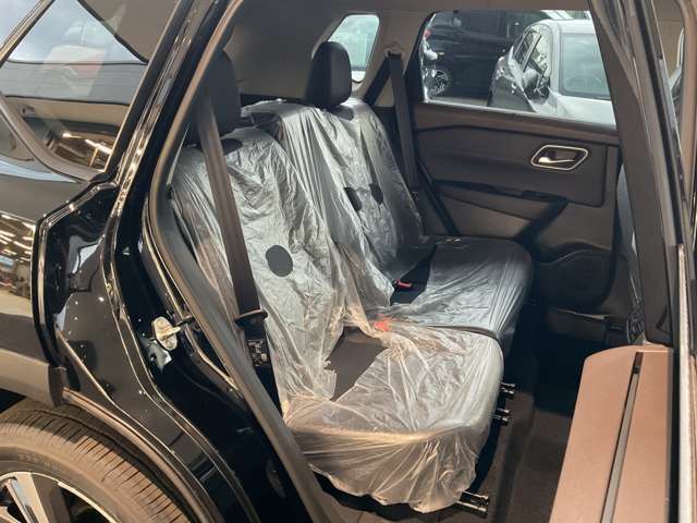 後席も充分なスペースを確保しています。足元空間も広くリラックスしてドライブが楽しめます。