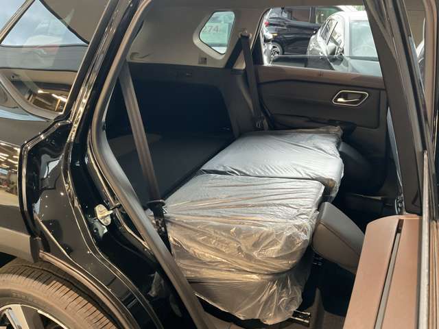 セカンド可倒式シート（4:2:4分割、スライド、リクライニング）