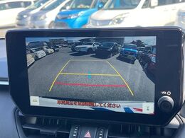 【バックカメラ】駐車時に後方がリアルタイム映像で確認できます。大型商業施設や立体駐車場での駐車時や、夜間のバック時に大活躍！運転スキルに関わらず、今や必須となった装備のひとつです！