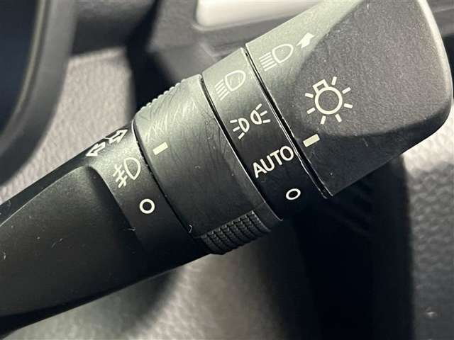 AUTOの位置にセットしておくと、暗くなったら自動でライトの点灯をサポートしてくれます！高速道路でのトンネル通過時など便利です！