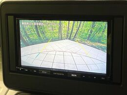 【バックカメラ】駐車時に後方がリアルタイム映像で確認できます。大型商業施設や立体駐車場での駐車時や、夜間のバック時に大活躍！運転スキルに関わらず、今や必須となった装備のひとつです！