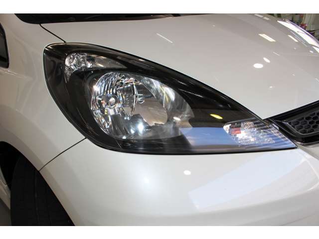 ★ヘッドライトのレンズ面は黄ばみや曇りもなくクリアな状態です。