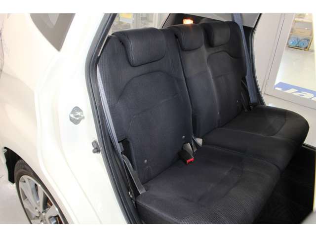 ★後席シート。前席と同様に大きな汚れやダメージ等なく、使用感も少ないです。