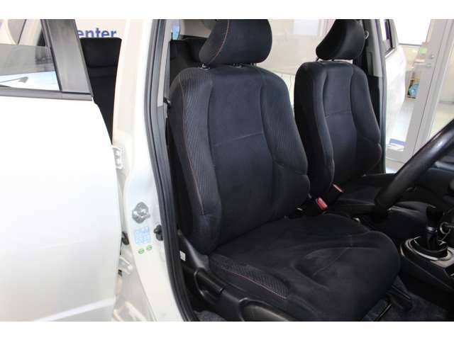 ★運転席シート。大きな汚れやダメージ等なく年式相応よりキレイにお使いです。