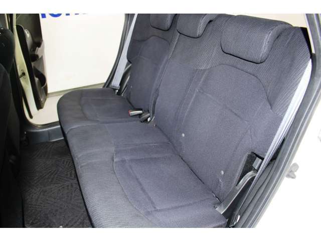 ★後席シート。前席と同様に大きな汚れやダメージ等なく、使用感も少ないです。