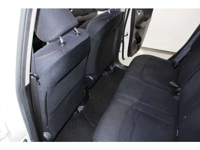 後席の足元スペースも充分です。