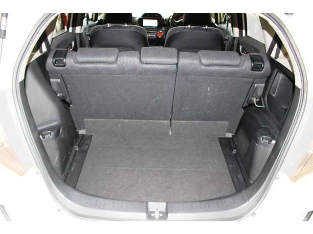 ★トランク容量もたっぷり、内装も大きなダメージはございません。