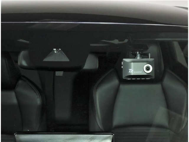 ドライブレコーダー装備：車の走行中の主に外観を中心に記録する撮影機材です！交通事故発生時の責任の所在を明確にしたり、観光等を記録するのにも役立ちます！