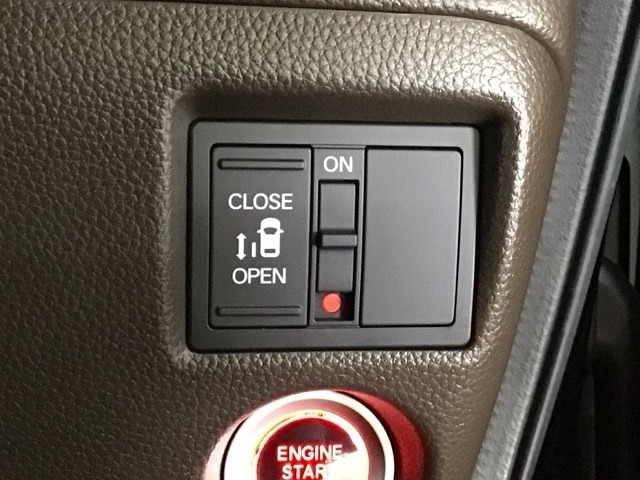 【パワースライドドア】助手席側がパワースライドドアになっており、運転席のスイッチやスマートキーでも開閉が可能です！開口部も広いので乗り降りも楽々♪