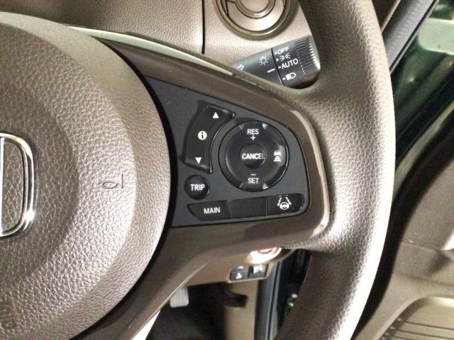 【アダプティブ・クルーズ・コントロール】予め設定した車速内でクルマが自動的に加減速。 前走車との適切な車間距離を維持しながら追従走行し、高速道路でのドライバーの疲労を軽減してくれる嬉しい機能付♪
