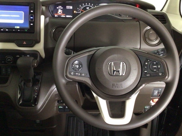【ハンドル】運転にかかわる様々な操作を安全に行えるように視点移動が少なく操作性に配慮されたスイッチ類が凝縮されたコックピットです。