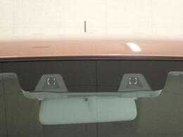 「デュアルカメラブレーキサポート」を装備しています。2つのカメラで、車や人を検知し、衝突の危険が高まると自動でブレーキをかけ衝突の回避または被害軽減に貢献します。