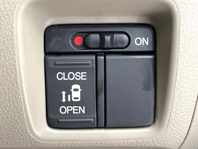 【パワースライドドア】スマートキーや運転席のスイッチでスライドドアの開閉が可能♪電動だから力を入れてドアを開ける必要が無く、小さいお子様でも、重い荷物を持っている時もラクに開け閉めできます♪