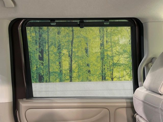 【ロールシェード】日差しや車外からの光が眩しいときにサッと引き出して使える、ロール格納タイプのサンシェードを装備。後席に乗ったお子様がウトウトしだした時など、ぜひご活用ください♪