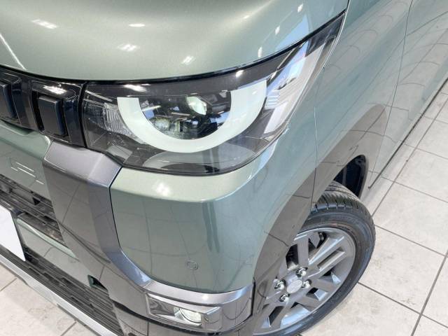 【LEDヘッドライト】悪天候や夜間走行時も良好な視界を確保し安心して運転できる高輝度LEDヘッドライトを装備！点灯速度が早く、消費電力も抑えられています。