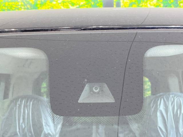 【三菱e-Assist】走行中に前方の車両等を認識し、衝突しそうな時は警報とブレーキで衝突回避と被害軽減をアシスト。より安全にドライブをお楽しみいただけます。
