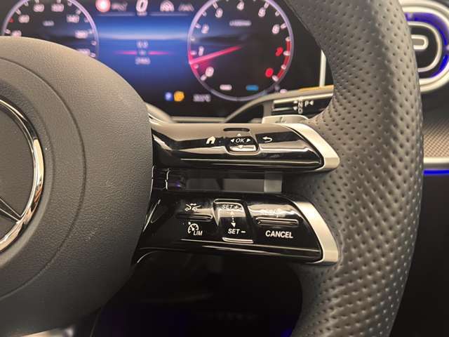 メモリー付きパワーシートが装備されている車両はシートの位置・ドアミラーの角度・ハンドルの位置を3名まで記憶出来ます。
