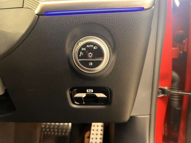 メモリー付きパワーシートが装備されている車両はシートの位置・ドアミラーの角度・ハンドルの位置を3名まで記憶出来ます。
