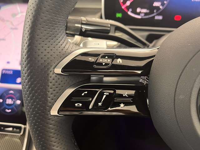 メモリー付きパワーシートが装備されている車両はシートの位置・ドアミラーの角度・ハンドルの位置を3名まで記憶出来ます。