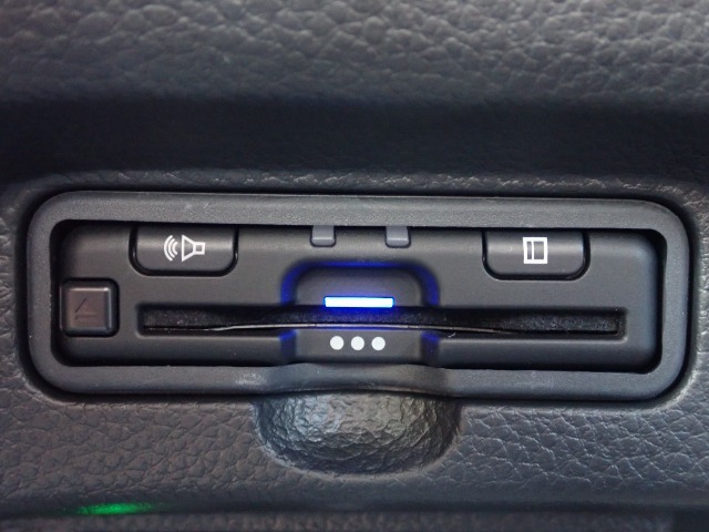 ■【ETC車載器】が装備されています。セットアップをしてお渡しとなり、ETCカードを差し込むだけで高速道路の利用が可能です。