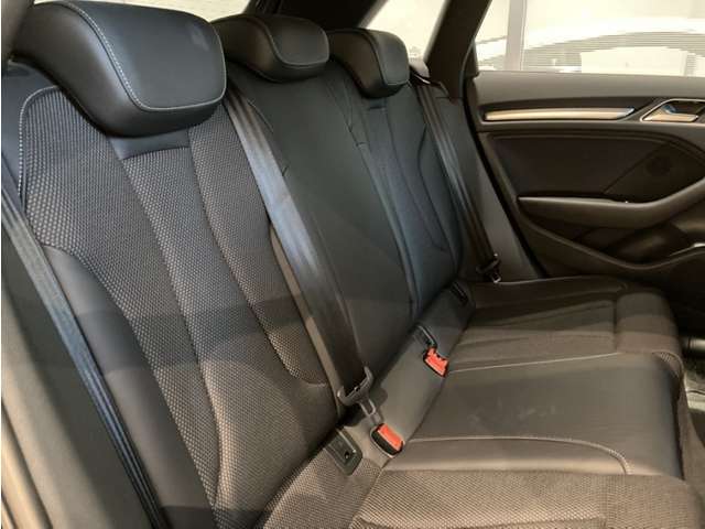 アウディのリアシート足元は、大人の足先がシート下に入る様に設計されています。　見た目以上の快適さです。