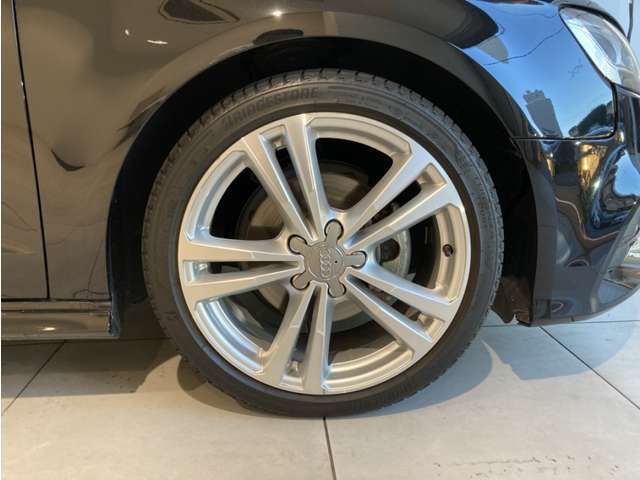 ここではお伝えしきれない装備や車両状態などの詳細をメールにてご説明させて頂きます。無料の《在庫お問合せ・お見積》ボタンをクリック頂くと、回答メールがお客様の元に届けられます！